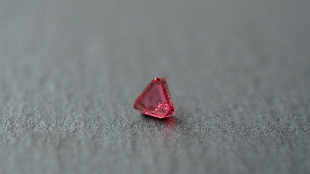 Spinel Crystal(Macle) 0.24ct / Myanmar | Houseki Dealer