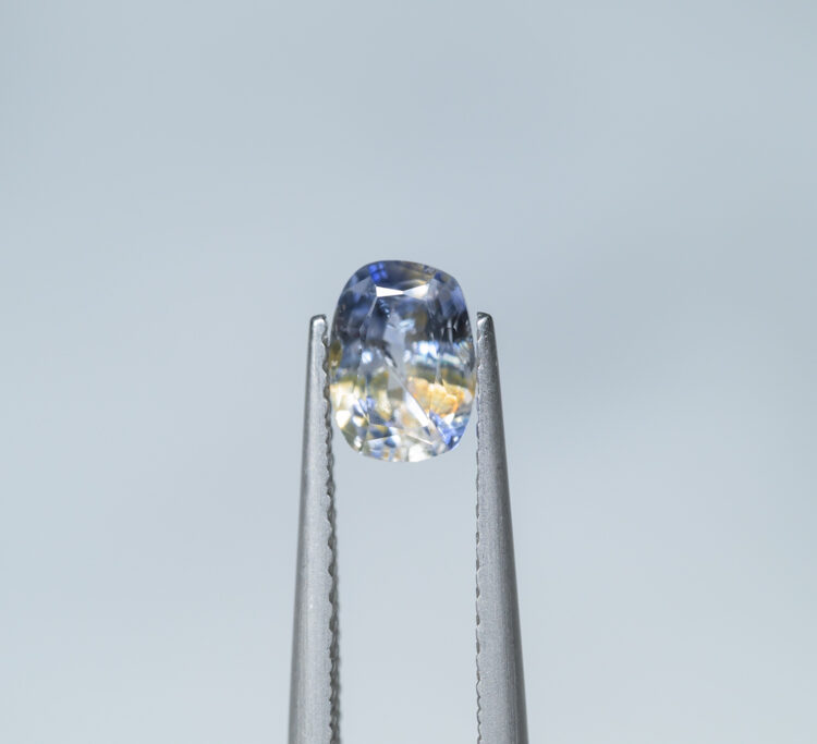 Bicolor Sapphire 0.85ct / SriLanka