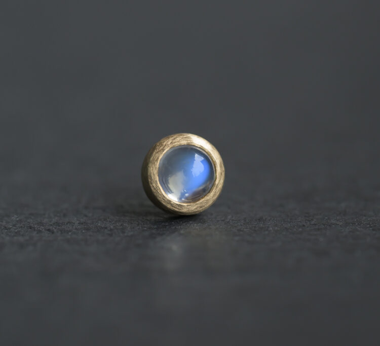 Blue Moon Stone 0.28ct x 18K Pierce